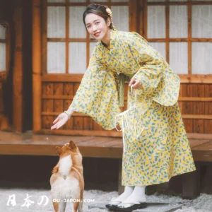 Femme en kimono jaune traditionnel avec un chien dans un cadre japonais apaisant.