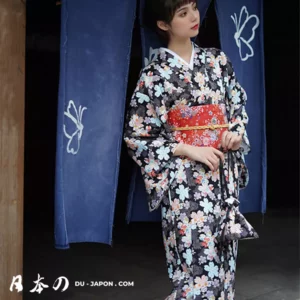 Femme en kimono noir et rouge, fleurs pastel, élégance traditionnelle japonaise.