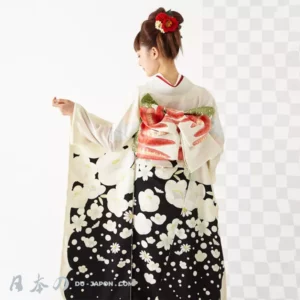 Femme en kimono japonais noir avec fleurs blanches et obi rouge élégant.