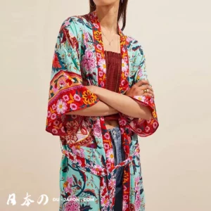 Robe kimono turquoise florale, élégante et confortable, parfaite pour lété et les sorties décontractées.