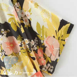 Tissu japonais fleuri sur fond noir, idéal pour kimono ou décoration élégante.