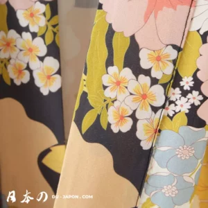 Fleurs vibrantes sur un kimono traditionnel japonais, illustrant lart textile japonais.