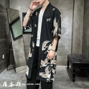 Stylish haori noir avec motifs de grues, alliant mode traditionnelle et contemporaine.