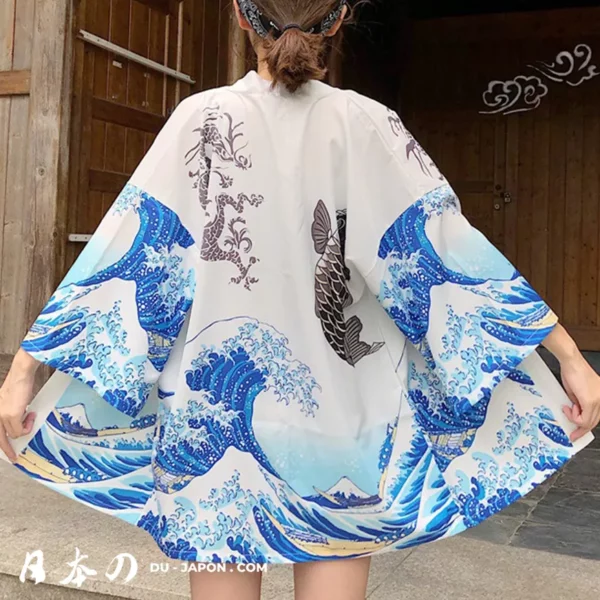 Femme en haori élégant avec motifs de vagues bleues, style traditionnel japonais moderne.