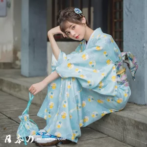 Femme en kimono bleu floral, sérénité et élégance dans un cadre traditionnel japonais.