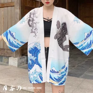 Jeune femme en kimono blanc avec motifs de vagues et poisson noir, élégant et moderne.