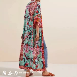 Look tendance : kimono turquoise fleuri sur jean pour un été chic et décontracté.