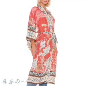 Robe kimono corail élégante avec fleurs blanches, parfaite pour la détente et le style.