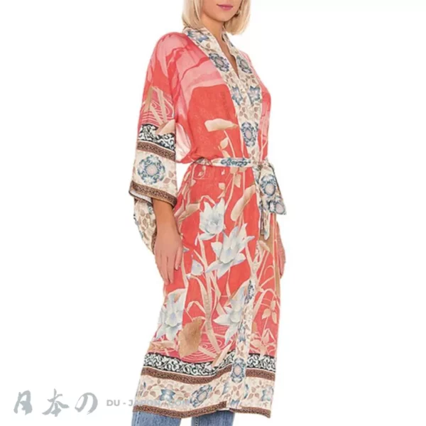 Robe kimono corail élégante avec fleurs blanches, parfaite pour la détente et le style.