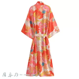 Kimono corail floral, élégance printanière, traditionnel japonais, style chic et contemporain.