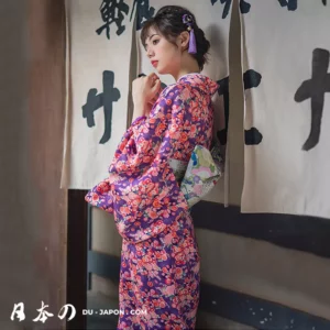 Femme en kimono floral élégant, ambiance traditionnelle japonaise, photo artistique.