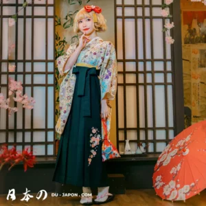 Femme en kimono traditionnel japonais, ornée de fleurs et dun nœud rouge, sous des cerisiers.