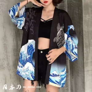 Femme en haori noir moderne avec motifs bleus, style chic et décontracté.