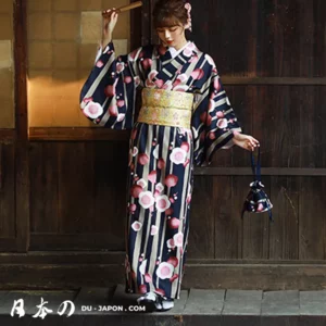 Femme en kimono navy fleuri avec obi doré, élégance traditionnelle japonaise.