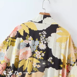 Kimono traditionnel noir et pastel avec motifs floraux, élégant et raffiné.