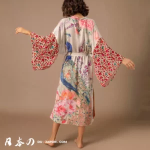 Robe kimono élégante en soie, motifs floraux et paons, style moderne et traditionnel.