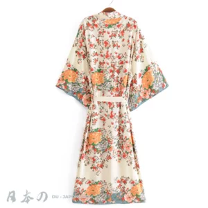 Kimono floral élégant crème, orange, rouge et vert, parfait pour toutes les occasions.