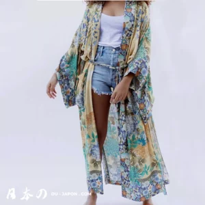 Outfit dété chic : kimono floral, débardeur blanc et short en denim.