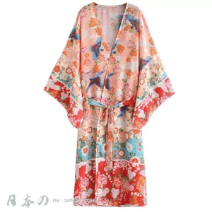 Kimono floral vibrant, rouge et bleu, parfait pour lété et le confort à la maison.