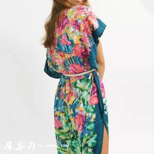 Kimono floral vibrant pour femme, parfait pour lété et les sorties à la plage.