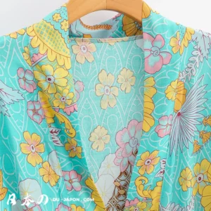 Kimono floral turquoise avec motifs estivaux jaunes et roses, idéal pour lété.