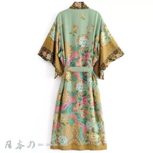 Kimono floral vert doux, chic et élégant, mélange de tradition et modernité pour toutes occasions.