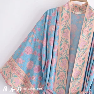 Kimono fleuri bleu et rose, élégant, parfait pour un look moderne et traditionnel.