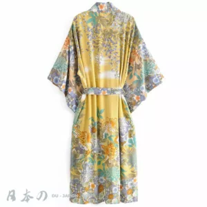 Kimono jaune élégant avec motifs floraux, alliant tradition japonaise et style contemporain.