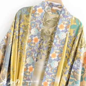 Kimono jaune floral élégant, symbole de sérénité et de beauté japonaise traditionnelle.