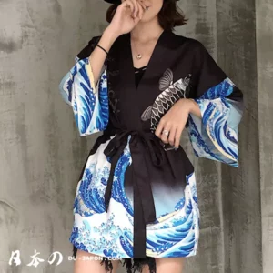 Robe kimono moderne avec motifs de carpe koi et vagues bleues élégantes.