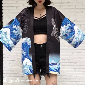 Femme en haori moderne noir, bleu et blanc, alliant tradition et style décontracté.