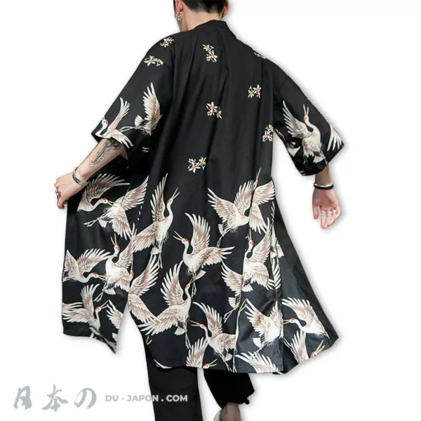 Kimono noir avec motifs de grues, alliant tradition japonaise et modernité élégante.