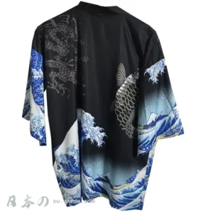 Kimono noir avec vagues bleues et koi, alliant tradition japonaise et modernité élégante.