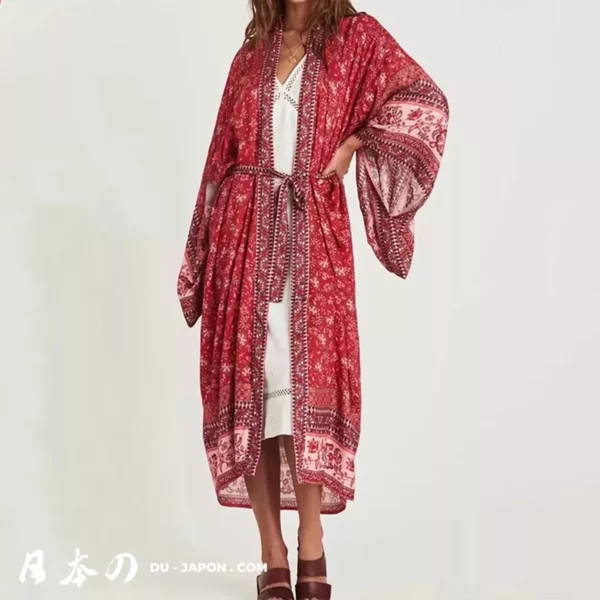 Robe kimono rouge élégante pour femme, idéale pour lété et les sorties décontractées.