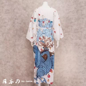 Kimono blanc traditionnel avec paon et motifs floraux, artisanat japonais élégant.