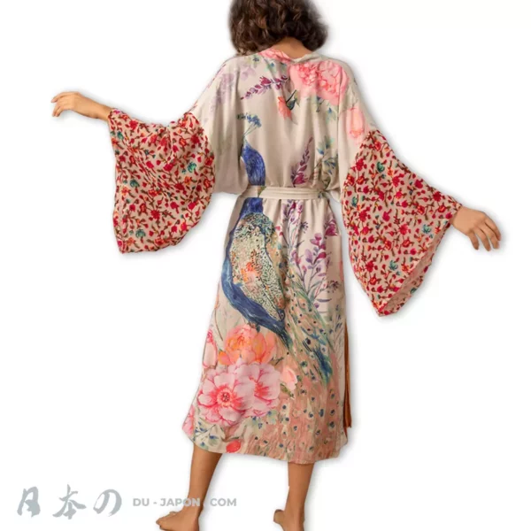 Kimono élégant à motifs floraux et paon, parfait pour un style décontracté et chic.