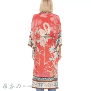 Robe kimono en corail avec motifs de grues et fleurs élégantes, style contemporain.