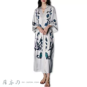 Robe élégante blanche à motifs floraux, silhouette longue, parfaite pour un style chic et décontracté.