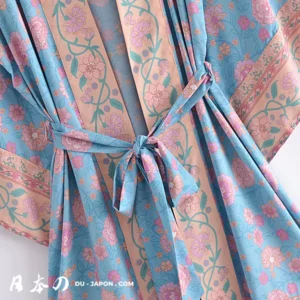 Robe kimono floral bleu et rose, élégante et confortable pour la détente et les occasions spéciales.