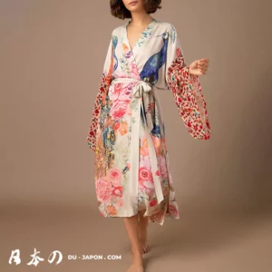 Kimono floral élégant, idéal pour des occasions décontractées ou raffinées.