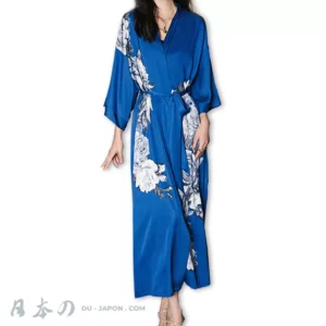 Robe kimono bleue élégante à fleurs, parfaite pour la plage ou les moments de détente.