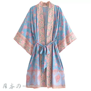 Robe kimono bleu avec motifs floraux vibrants, idéale pour le confort et lélégance.