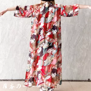 Robe kimono florale rouge : élégance et mouvement contemporain inspiré de la culture japonaise.