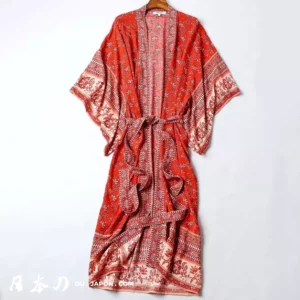 Robe kimono rouge florale, artisanat traditionnel, élégance et confort pour toutes occasions.