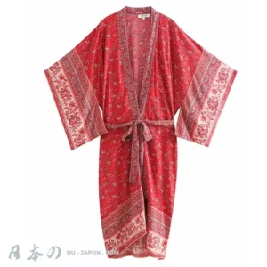 Robe kimono rouge à motifs floraux, alliant confort et élégance pour un style décontracté.