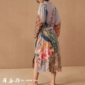 Robe lavande élégante avec motifs floraux et animal, parfaite pour un look sophistiqué.