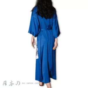 Robe traditionnelle bleue élégante avec silhouette sereine et détails artistiques.