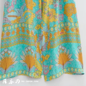 Tissu fleuri turquoise, jaune et rose pour kimono, éclatant et joyeux, parfait pour la mode.