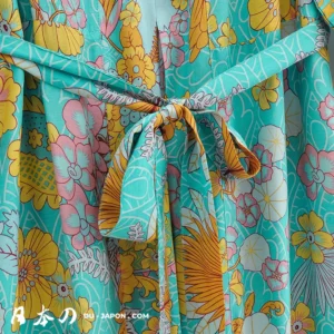 Kimono floral turquoise vibrant, parfait pour lété et les journées à la plage.