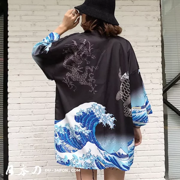 Haori moderne avec motifs de vagues, dragon et koi, alliant tradition et style urbain.